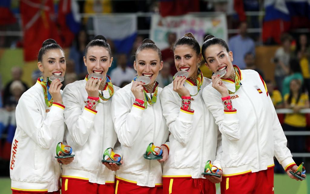COE_es's tweet photo. #GimnasiaRítmica ¡AQUÍ ESTÁN! Nuestras medallistas olímpicas saboreando su merecida #plata. ¡ENHORABUENA! 👏👏👏👏 https://t.co/ZdjqBaMxZE