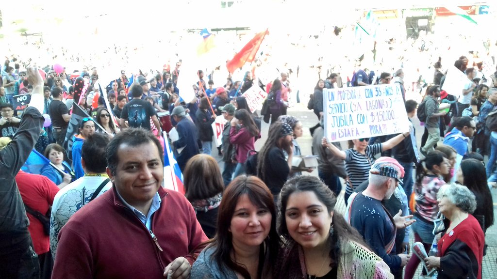 isavestruz's tweet photo. Con @JVBarrioYungay en multitudinaria e histórica marcha #NoMásAFP https://t.co/S9lcpcSaDo