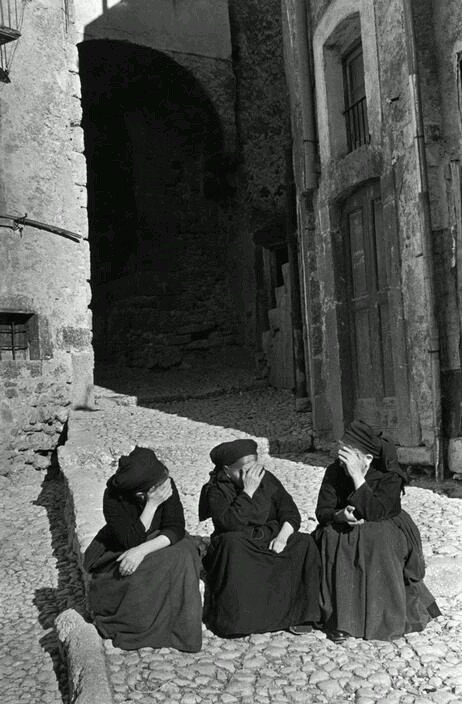 CasaLettori's tweet photo. Nella fotografia niente può sottrarsi e neppure trasformarsi

Barthes

#unabellafoto

@babyskaja @cinziadago https://t.co/Hwh8zNI8Tl