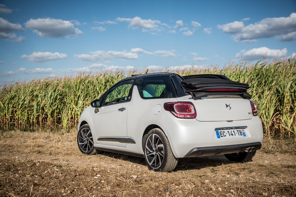 italonga's tweet image. C'est l'été, on enlève le haut ! #DS3Givenchy #DS3 #LeMakeUp @DS_fr