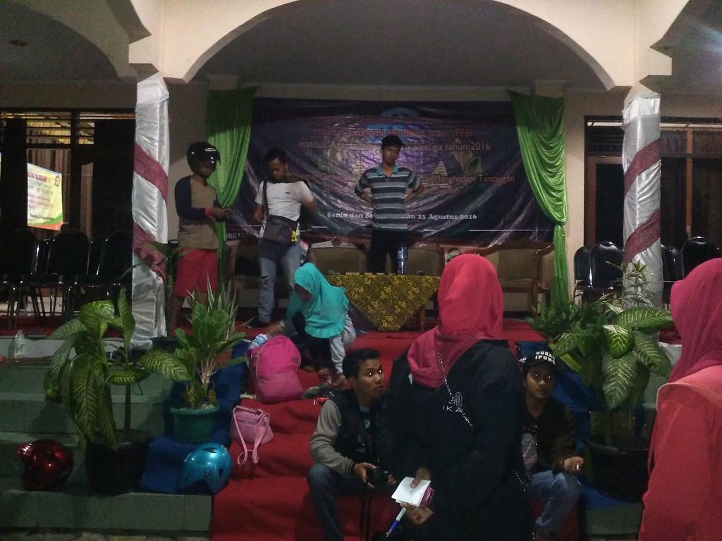 SemaFebi's tweet photo. Lembur persiapan OPAK FEBI 2016. Semangat SEMA,DEMA,HMJ :) https://t.co/IfDT3sOHEM