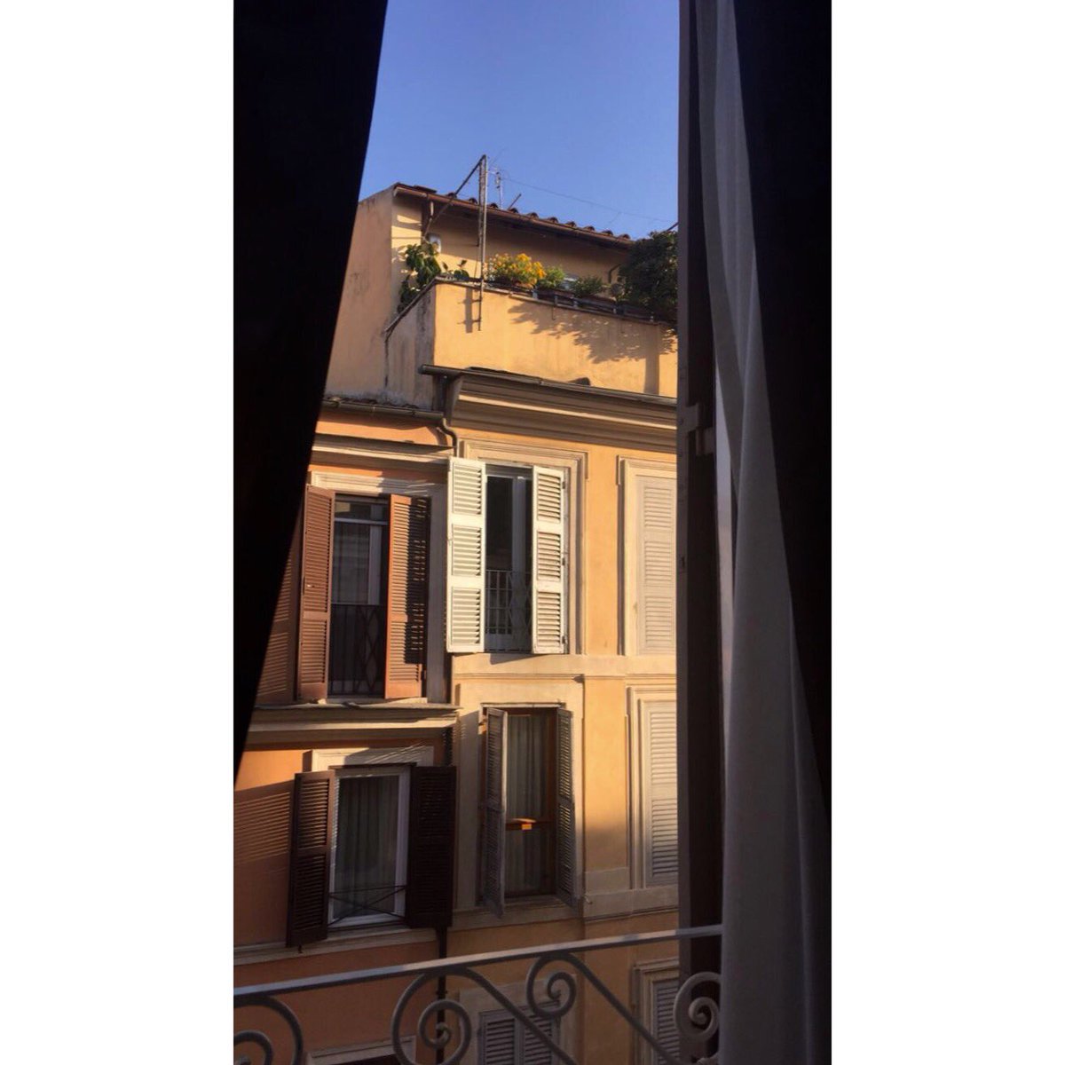 jennatriscott's tweet photo. Room with a view #romanholiday https://t.co/skYz7dDN13
