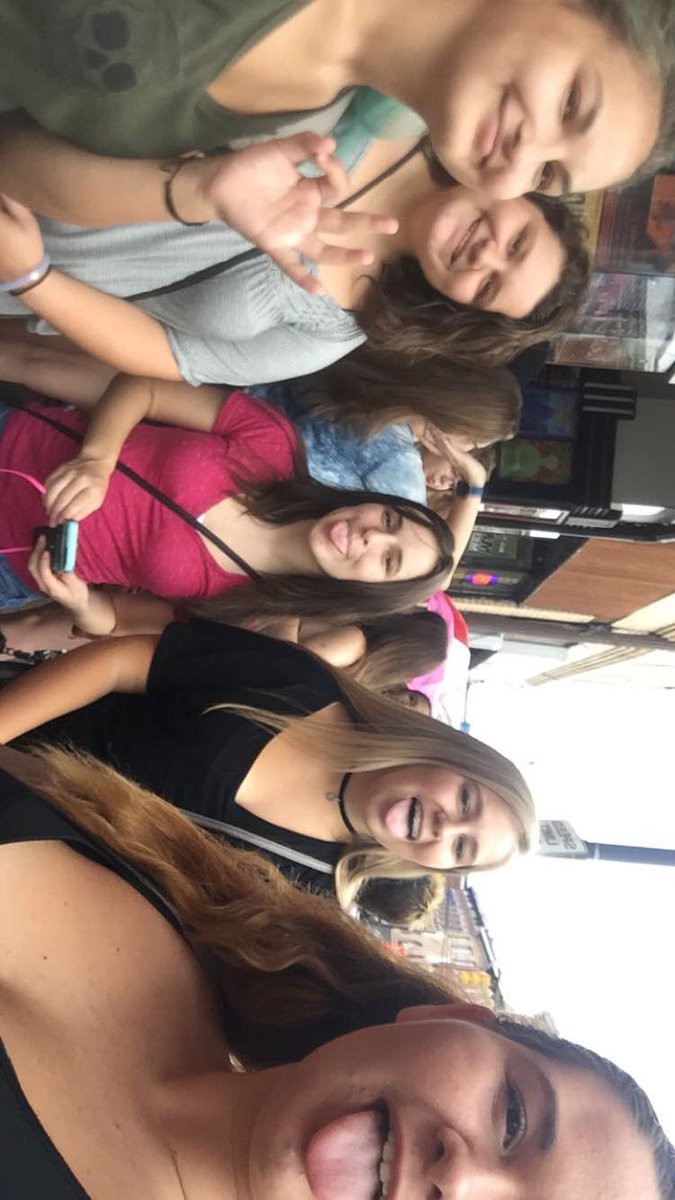 kenzie_meyers3's tweet photo. If it wasn't for the daydream tour I wouldn't have got to see my Best friends again ❤️  #DaydreamTourMemories https://t.co/sLLbVmjGpT