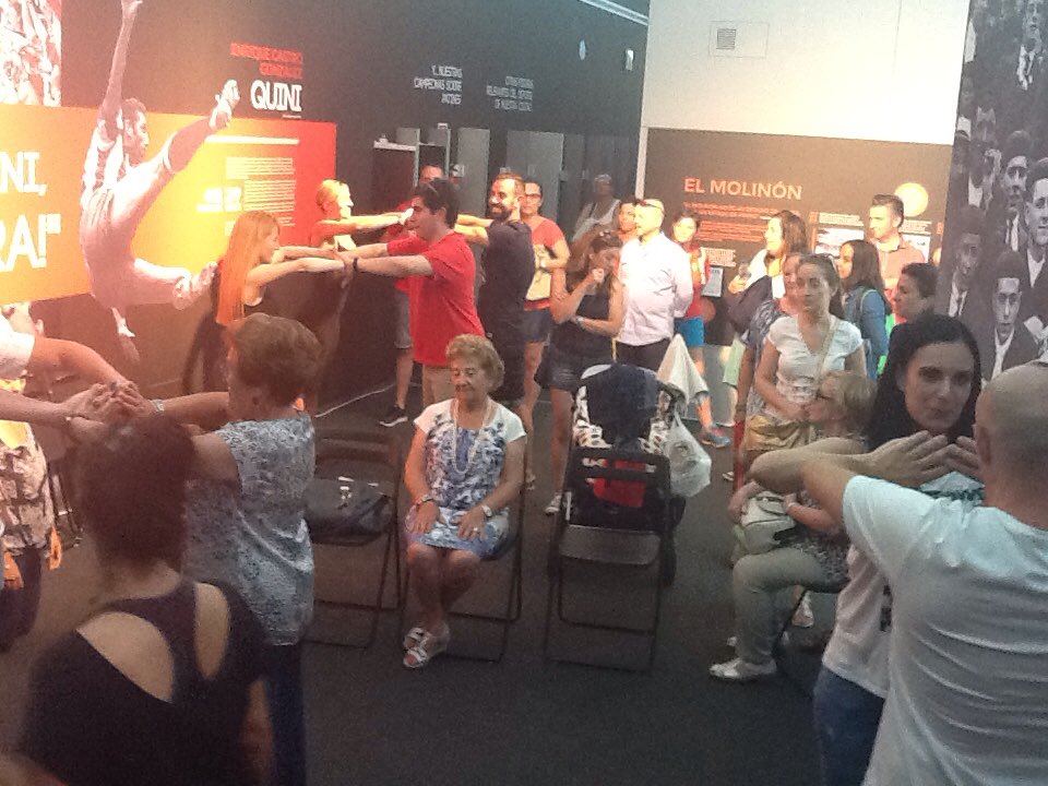 Kms_solidarios's tweet photo. Práctica de #hipopresivos muy animada, con Verónica Castro @VeroHipoGijon #Gijondeportesolidario #fidma2016 #gijon https://t.co/pkcGdtPbw8