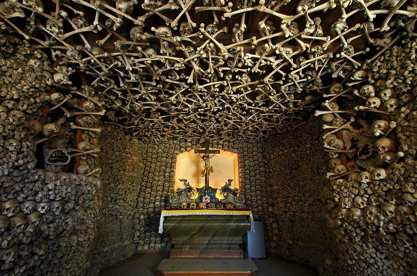 La tétrica iglesia de las 40.000 calaveras - actualidadviajes.com/la-tetrica-igl…
