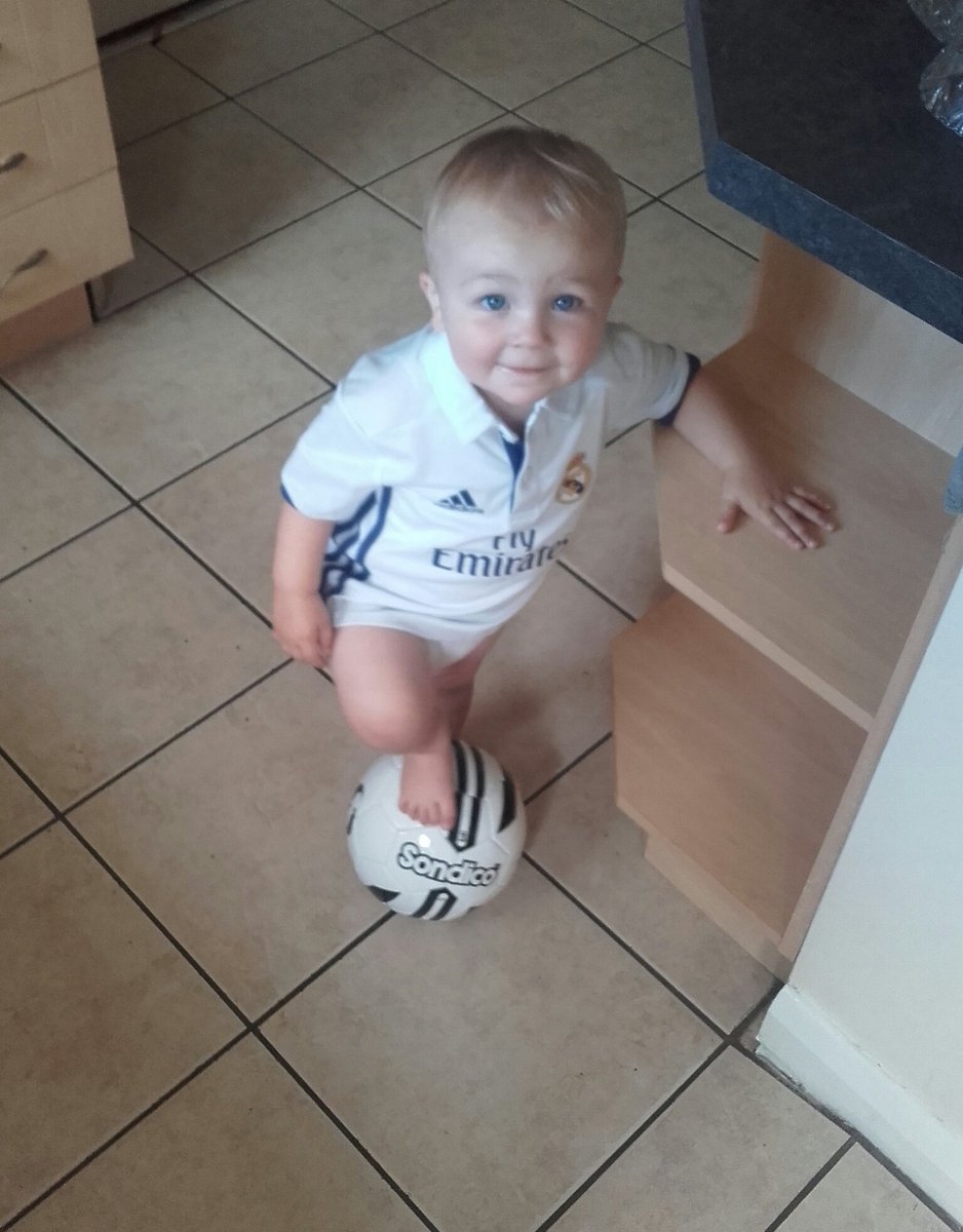 markodonnell26's tweet image. The boy in his new real madrid shirt ready for tonight! #growinguptoofast #willbebetterthanme #nothard @Cristiano