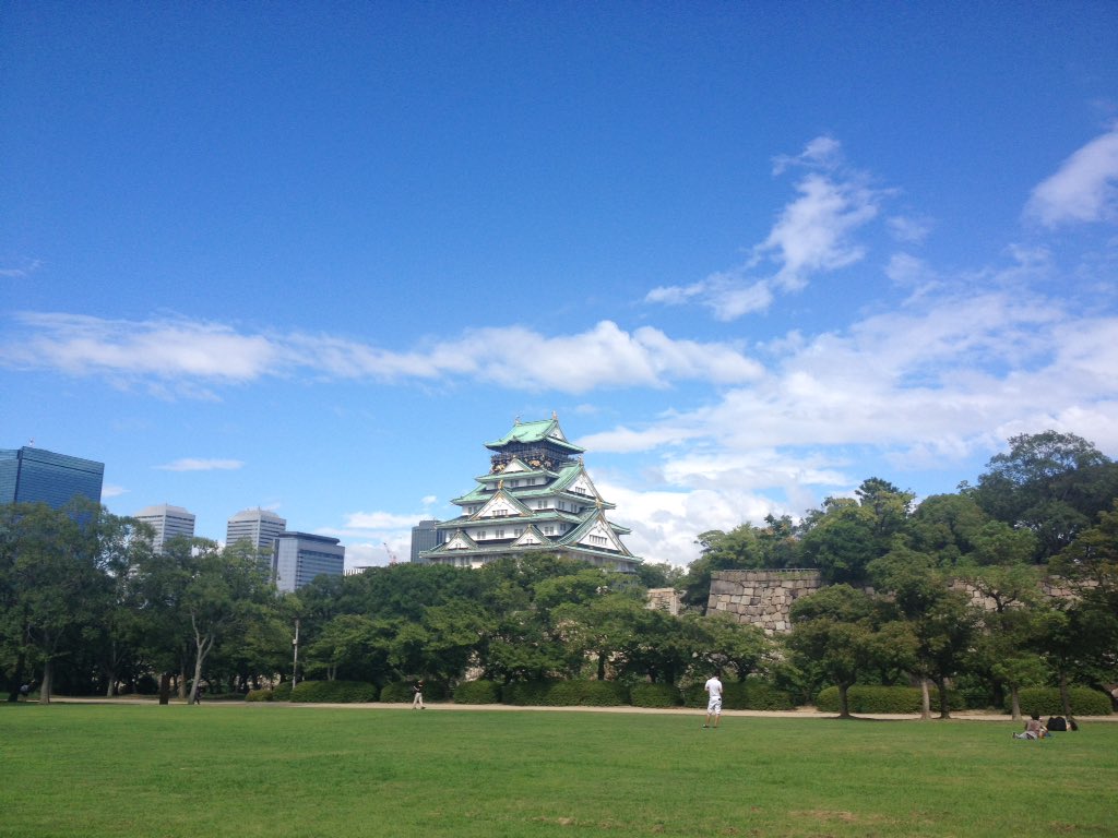 ニッカポッカノート 大阪城西の丸庭園 なんにもない芝生公園だけど この広さと堀を渡ってくる風が本当に心地よい