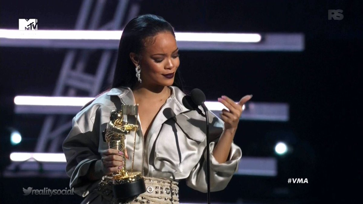 MixupTeam's tweet photo. .@Drake entrega un reconocimiento especial a @rihanna #VMAs https://t.co/GSYaeOgYe9