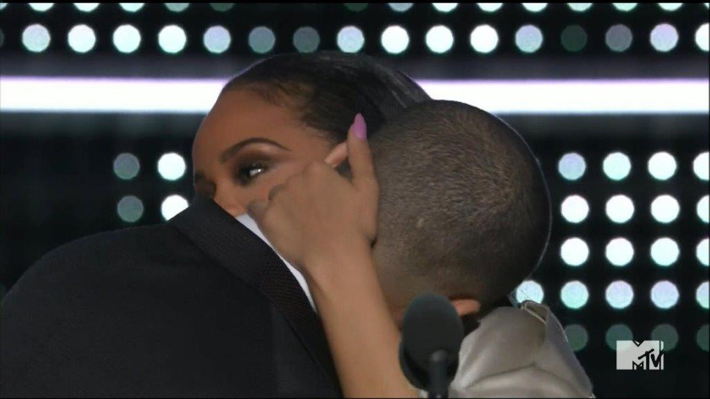 heinowpy's tweet photo. "Ella es alguien de quién he estado enamorado desde que tengo 22 años", @drake a @rihanna en los #VMAs. https://t.co/qzX5l2gkYt