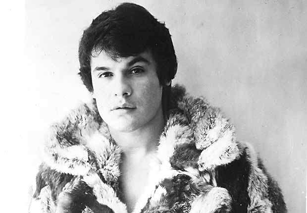 RollingStoneMX's tweet photo. Juan Gabriel, prolífico y exitoso cantautor mexicano, falleció a los 66 años: https://t.co/djRxxoXnWZ https://t.co/xWK2VEU9XU