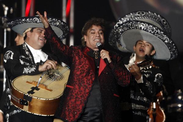infobaeamerica's tweet photo. [VIDEOS] Los clásicos para recordar a Juan Gabriel, el "El Divo de Juárez" https://t.co/ThvbE6x3rK https://t.co/LeRJ5iNpZr