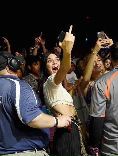 latinascabello's tweet photo. cuando muestran a las chicas vs cuando ya no las muestran 
#5HVMAs #VMAs https://t.co/NTMxHqtTH5