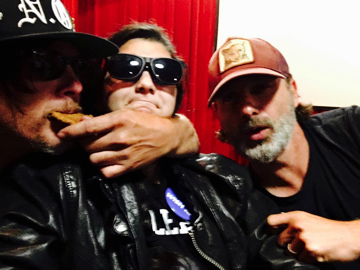 FansTWD3's tweet photo. Andrew, Norman y Jeffrey visitando Make a Wish, 2016. @wwwbigbaldhead @JDMorgan #AndrewLincoln @MakeAWish =) https://t.co/zUh4qlFkt1