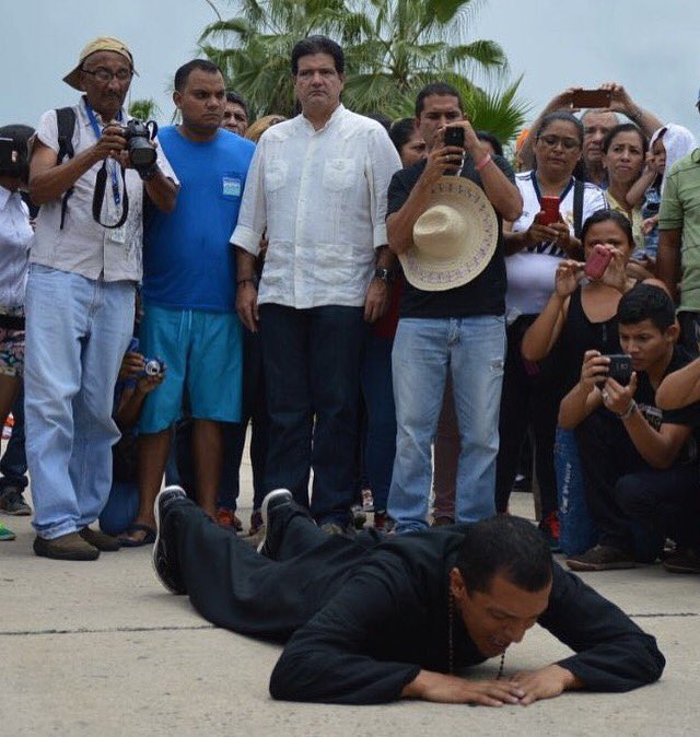 ArmandoAmengual's tweet photo. #28Ago Campo de Carabobo con el @PadreBastidas en su juramento de vida, de fe y lucha pacífica hasta lograr #RR2016 https://t.co/xDlxdb4AZO