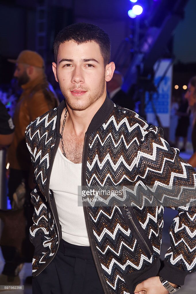 PlobnrgNews's tweet photo. Aviso! desgraciadamente @nickjonas perdió #VMASongsofSummer, :( gano 5H #VMAs #LYWC https://t.co/9HwiUhLKEy