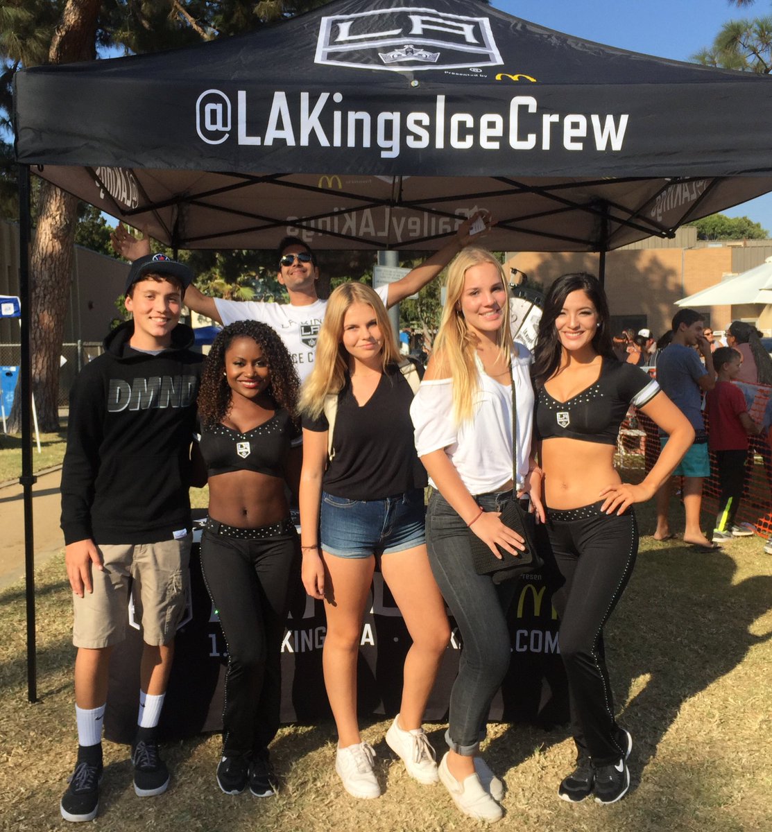 LAKingsIceCrew's tweet photo. .@FiestaLaBallona never disappoints! We always have fun meeting so many #LAKings every year #FLB2016 https://t.co/LyKIeoFonH