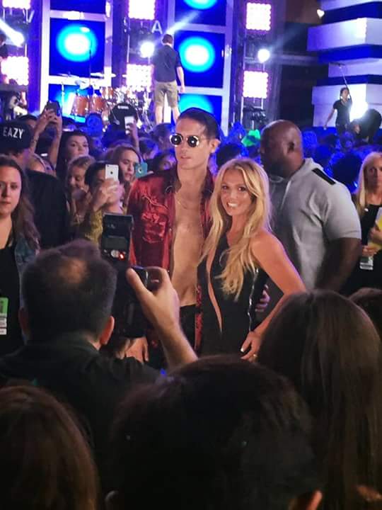 M0rgansita's tweet photo. 15 minutos y su regreso tras 9 años a los #VMAs !!!! https://t.co/eOFrq0bPET