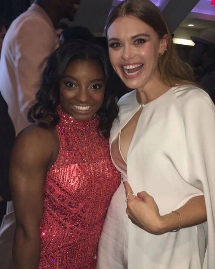 HollandUpdateFR's tweet photo. #VMAs | Holland en compagnie de Simone Biles https://t.co/TEJ6ZEvYyR