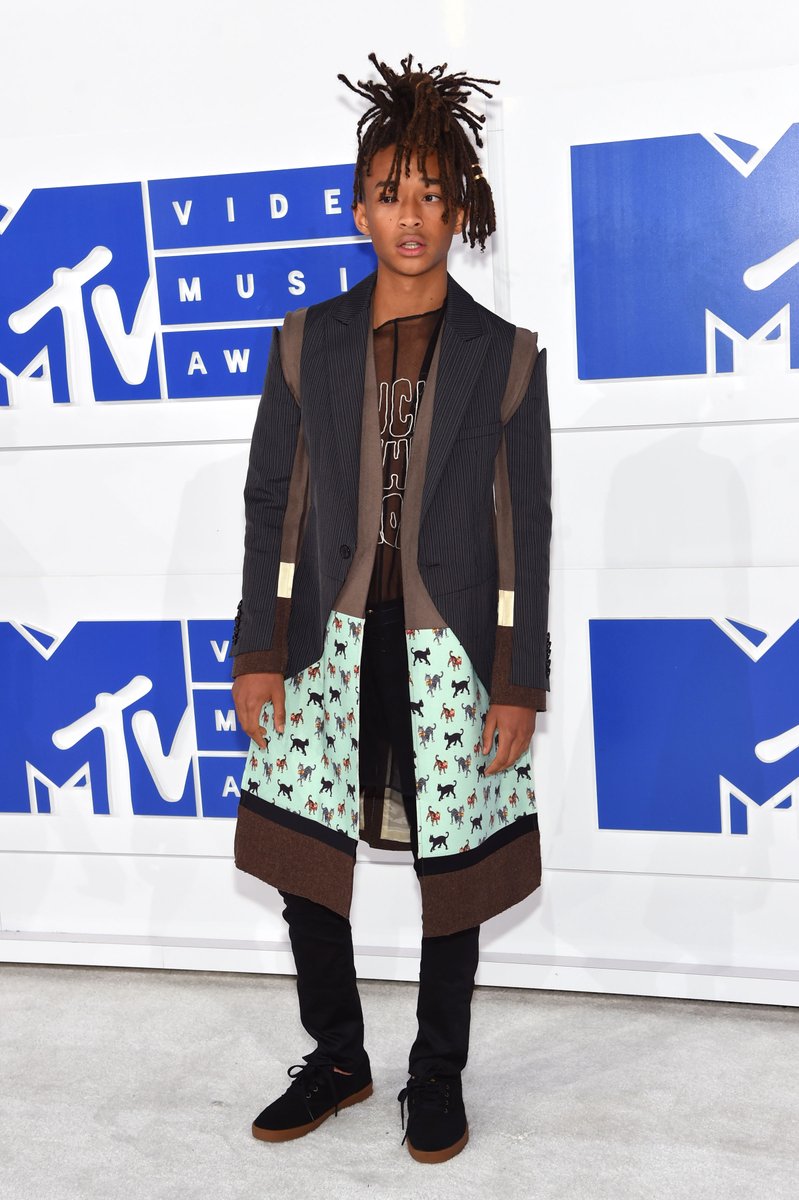 HYPEBEAST's tweet photo. #VMAs: Part 2 - Who had the best fit? https://t.co/Lgj1MpSn3F