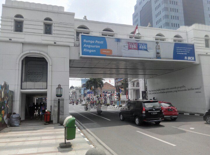 PRFMnews's tweet photo. RT @mokhikbal
lebah ti Asia Afrika ka msjid agung,dilebet trowongan,bau hangseur pisan.cc @ridwankamil @dbmpkotabdg  https://t.co/ITQzsUbLjj