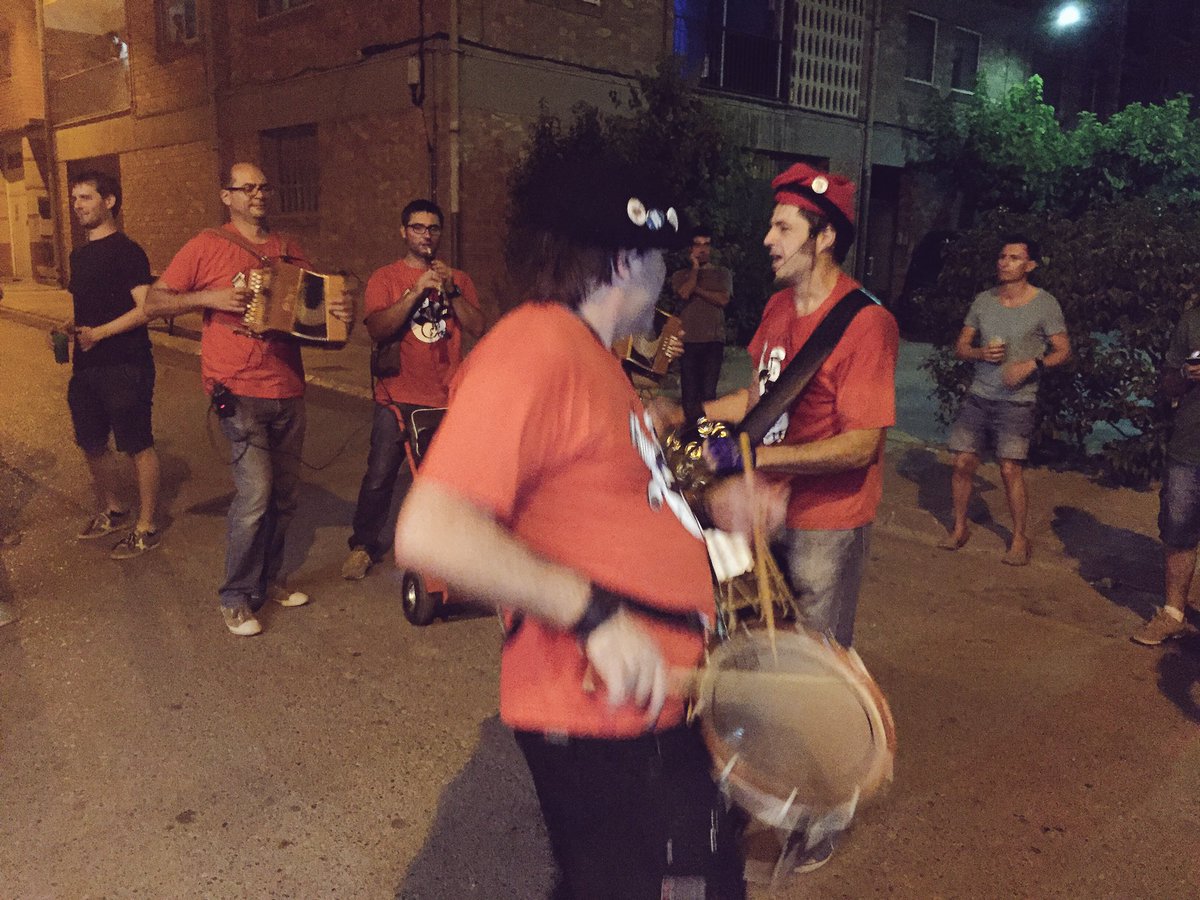 Aj_deJuneda's tweet photo. Correbars amb la @lacatxibanda #FMjuneda2016 https://t.co/5SKHkIkLEc