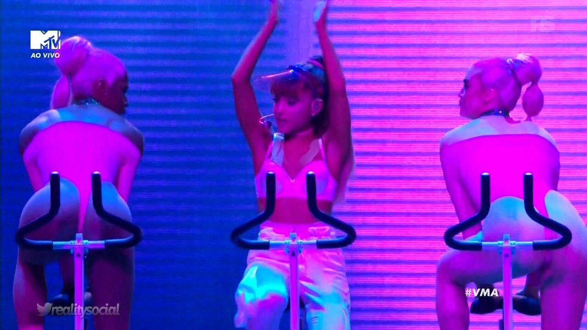 ladivaza's tweet photo. Yo creo que Ariana Grande empezó a ver los vídeos de Sascha fitness https://t.co/ds6xQDTHLA