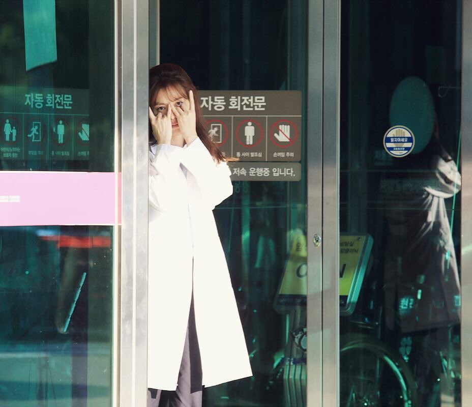 more ways to do the 'W' sign by god hyo joo 

cr: mbcdrama_w