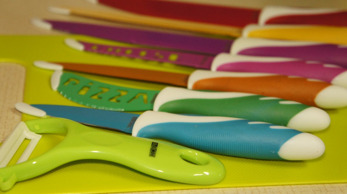 LetMeReviewThat's tweet photo. Knife Set https://t.co/dT56I0797s #KnifeSet #Kitchen #KitchenGadgets #Colorful #Sharp #Cheese #Pizza #AtADiscount https://t.co/pd1Dqpygux