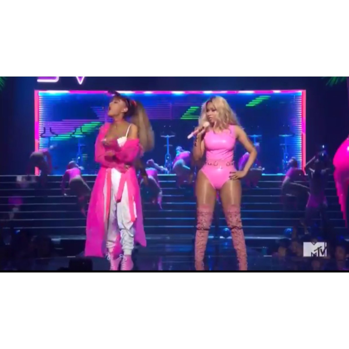 Ari_Ami899's tweet photo. @NICKIMINAJ  , @ArianaGrande  slayed at the 2016 #VMAs  🔐💋💖✌️ https://t.co/TjsRGUrp8F