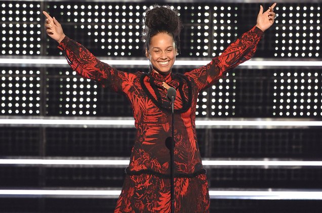 billboard's tweet photo. Alicia Keys reads poem, performs tribute to Martin Luther King Jr. at the #VMAs https://t.co/WZr0sa6Nge https://t.co/Jy2VJTeC4p