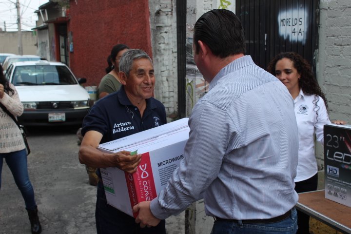 Luis_GQM's tweet photo. Un gusto convivir con los abuelitos y abuelitas del Rosal y poder felicitar a una gran amiga en su cumpleaños. https://t.co/txWqVeRcmF