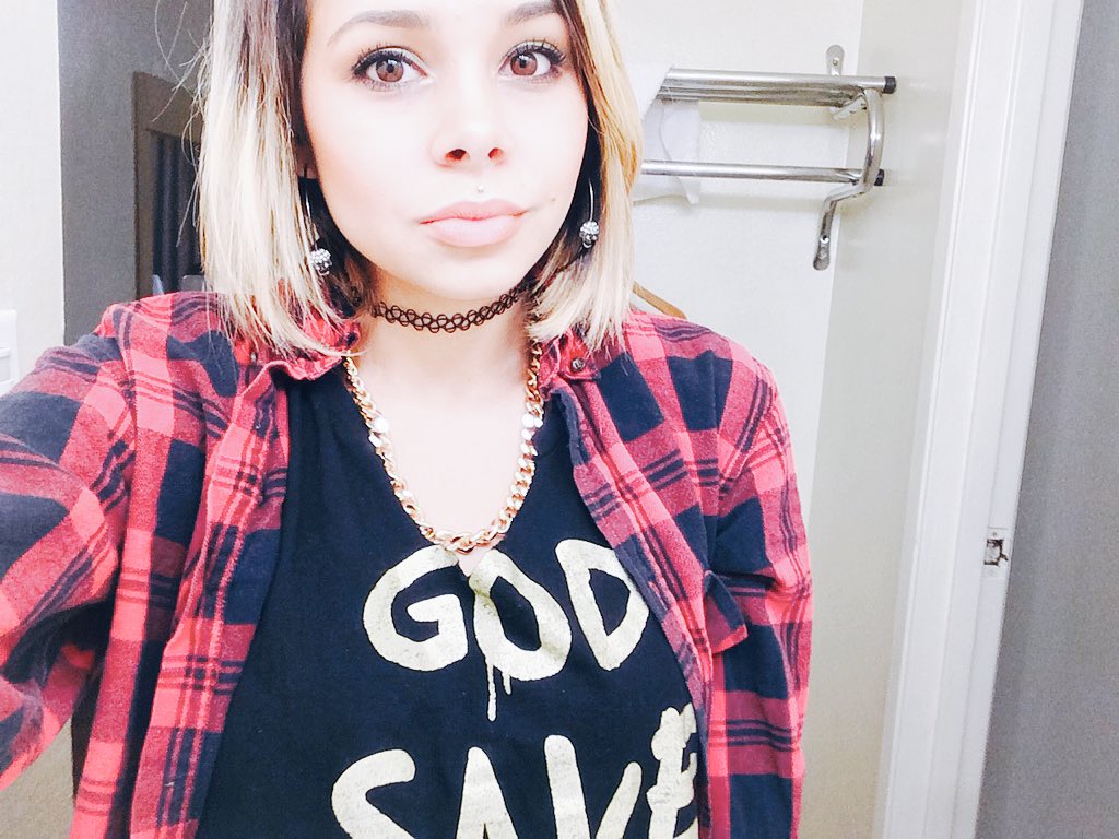 spawnofMedusa's tweet photo. "Your eyes look like milkduds...can I lick them?" #angelacorrine #withmeallthetime https://t.co/MaORgldfYP