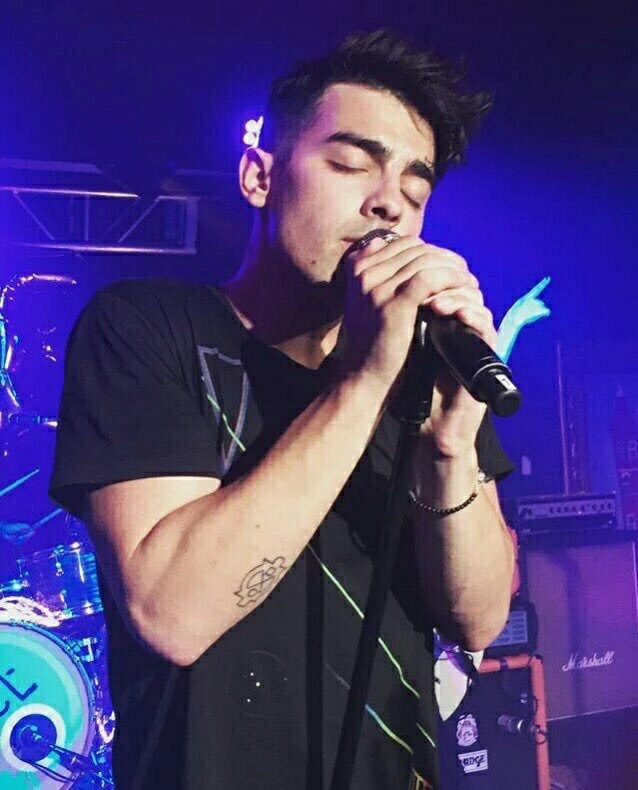 New to Joe not new to FL. 
Descriptive.
Funny.
Ships with chemistry but preferably ex Disney fakes. 
RT for me?