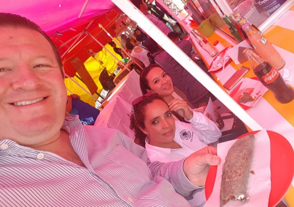 Luis_GQM's tweet photo. En un domingo de mucho trabajo, disfrutamos de unas ricas quesadillas en el mercado de Ojo de Agua. https://t.co/G5EcYOwqrv