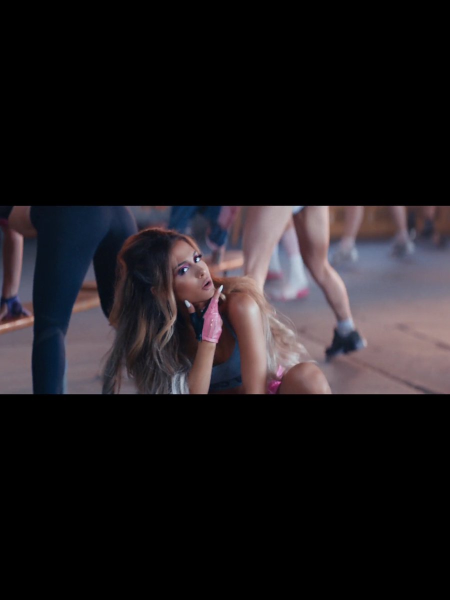 sspikeit's tweet photo. @NICKIMINAJ @ArianaGrande 🔥🔥🔥🔥 #VMAs side to side #Ariana Ariana Grande hot 😍😍 vevo https://t.co/iiQGzqiqek