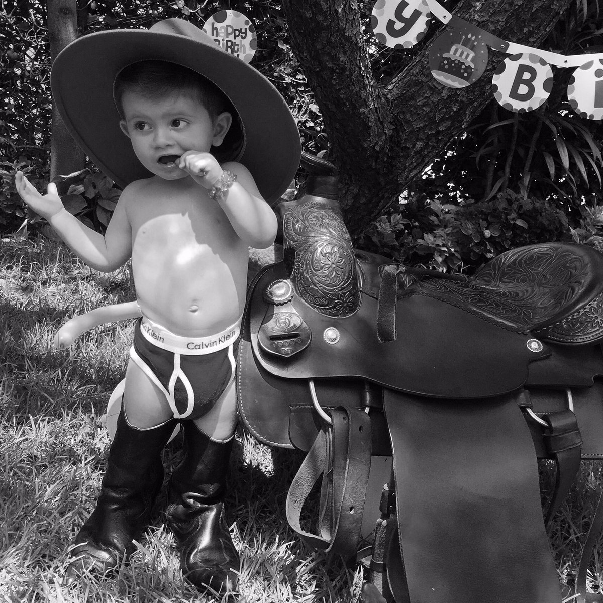 TamRMo's tweet photo. New model in town #CalvinKlein @CalvinKlein @kasachia @rverduzcop https://t.co/KG4FcpZN6F