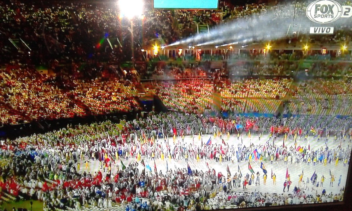 kary_Barco's tweet photo. Que lindo ver a todos los países  unidos ,felices...en paz ,riendo y bailando por unas semanas.#CeremoniaDeClausura https://t.co/8RwESwlWsj