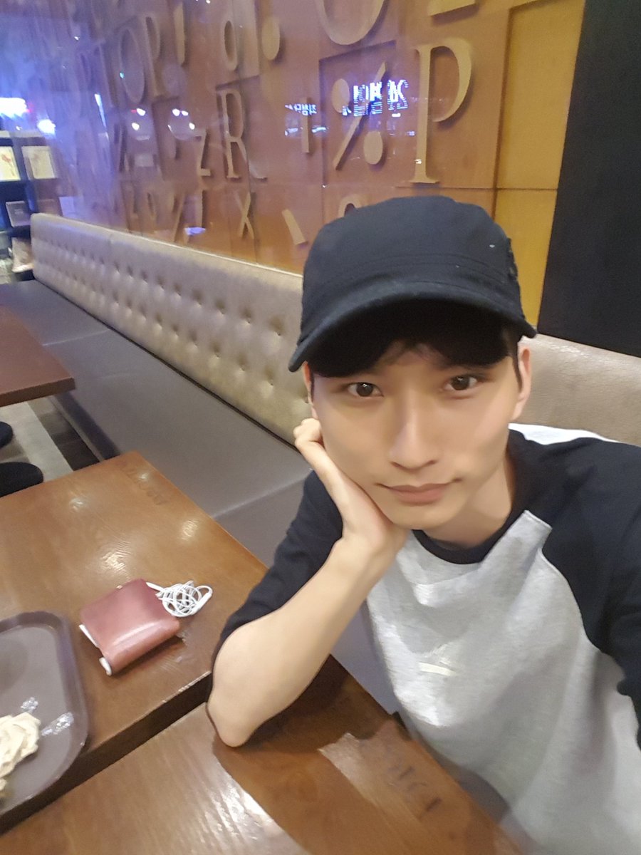 seyuseon's tweet photo. 조각상인가 https://t.co/4GKBVvZBoH