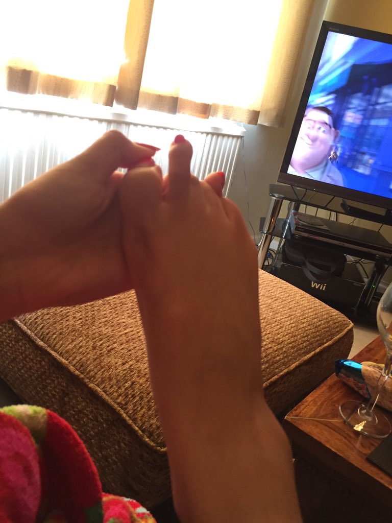 sophiebett's tweet photo. happy birthday to my bebz w the sexy feet. only appropriate pic to share w the world on ur bday β€οΈπLA OO #middletoe https://t.co/fNBgbcYU5K
