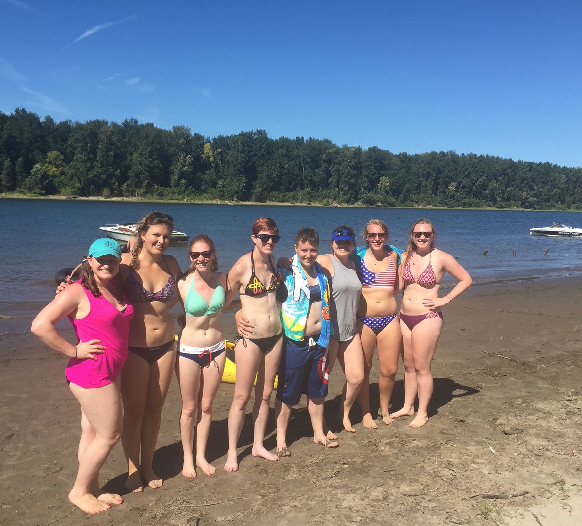 ADSchrimp's tweet photo. Day 21: My first time boating on the Columbia! #ClassPassChallenge https://t.co/bHF8RzFj1Z