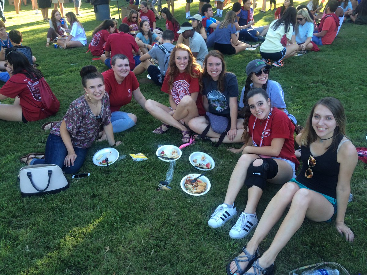HumphreysHall's tweet photo. 7th floor residents eatin' burgers and celebrating the beginning of freshman year! #woopig #uark20 #homeathumphreys https://t.co/3SPRVLY110