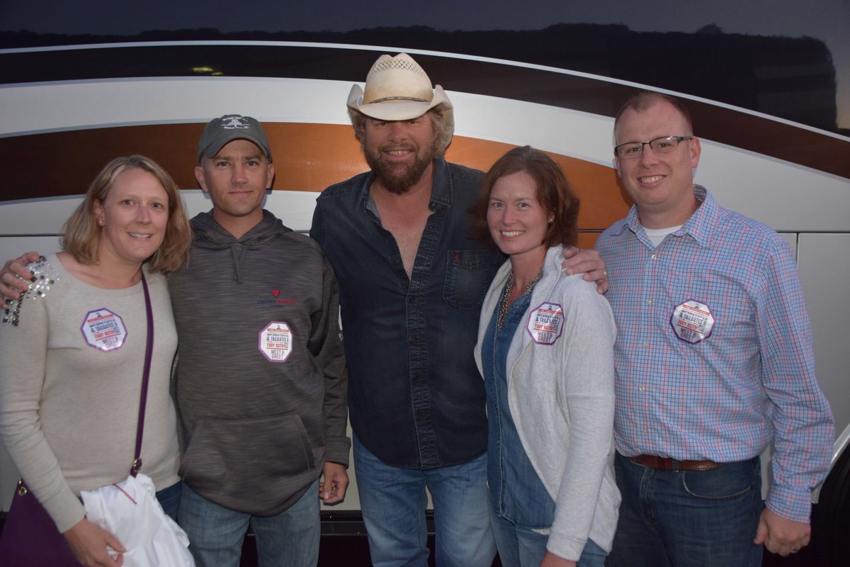 HudellaDTBL's tweet image. Great show @TobyKeithMusic @ticasino last night, thanks for taking the time to meet me &amp;amp; my Army buddy! #America