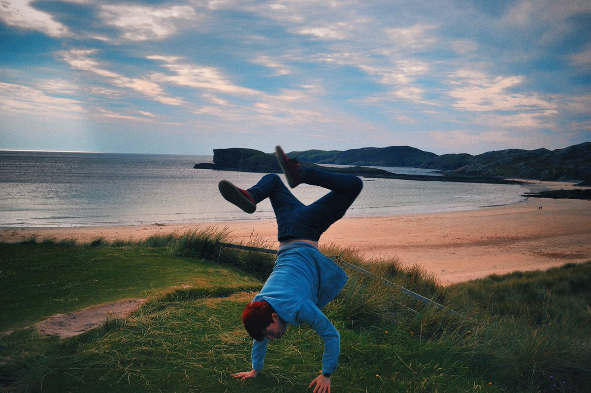 LukeCutforth's tweet photo. am i an official verified 100% handstand travel blogger yet...? 😎 https://t.co/PXMhyEiZfR