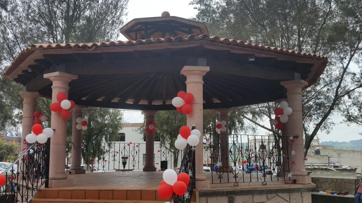 AnaLiliaHerrera's tweet photo. Gracias a mis paisanos de Arroyo Zarco, en Aculco, por invitarme a la entrega de su hermoso quiosco. https://t.co/oBnjX2eADX