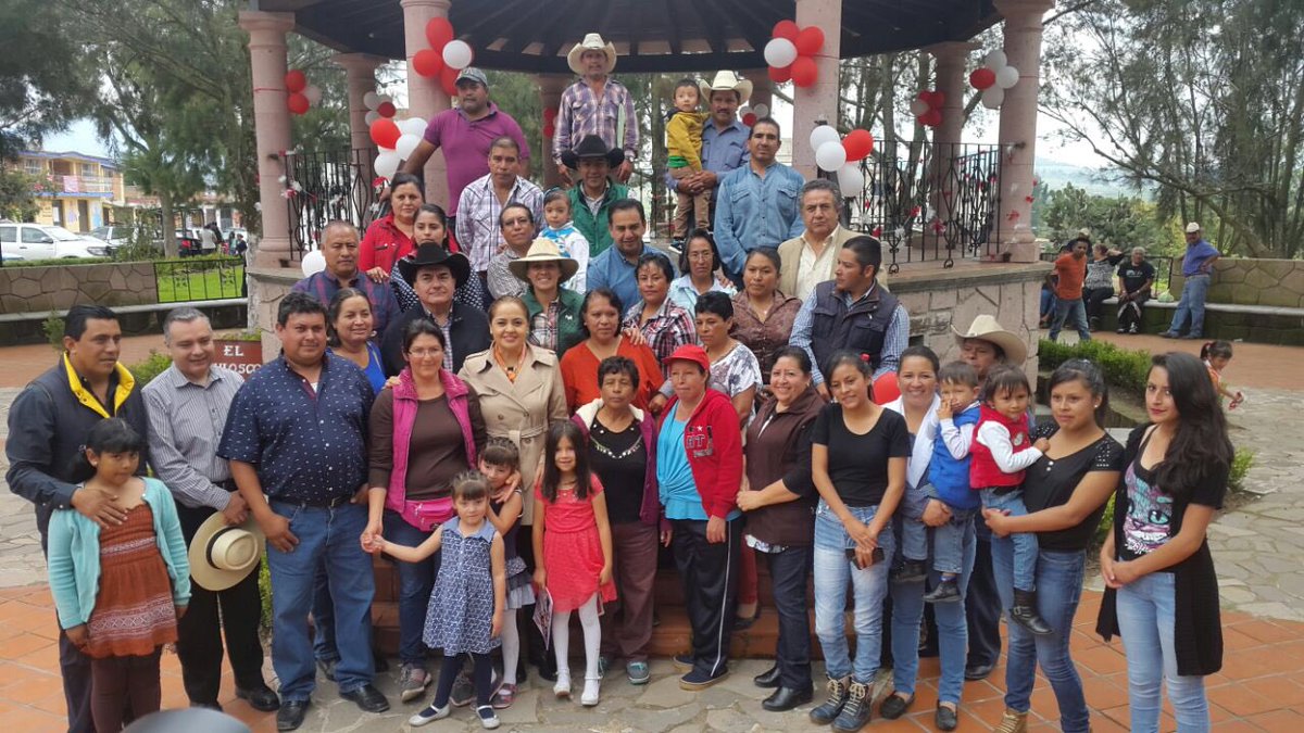 AnaLiliaHerrera's tweet photo. Gracias a mis paisanos de Arroyo Zarco, en Aculco, por invitarme a la entrega de su hermoso quiosco. https://t.co/oBnjX2eADX