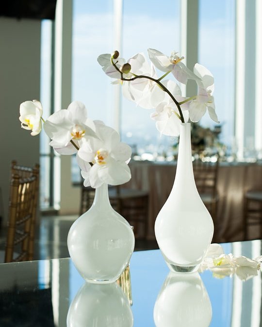 Another delicate detail of this @ceremonymagazine feature ( Consultation: @atyourdoorevents |Cake: <a href="/vanillabakeshop/">Vanilla Bake Shop</a>…