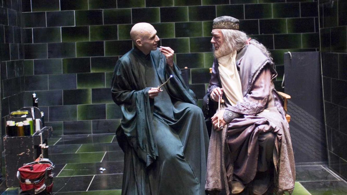 LePotterTime's tweet photo. Pendant la pub, Dumby et Voldy tapent la discussion dans le plus grand des calmes ! 😂
#HarryPotterEtLOrdreDuPhenix https://t.co/oFjXE2qCMq