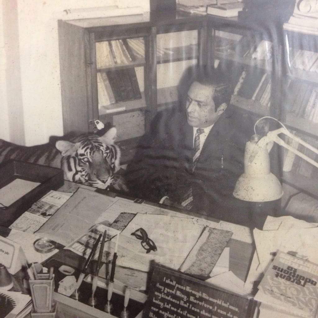 KaptanHindustan's tweet photo. My Grandfather with pet Royal Bengal Tigress Khairi in his office. 1979. https://t.co/IGhrmmBTz1