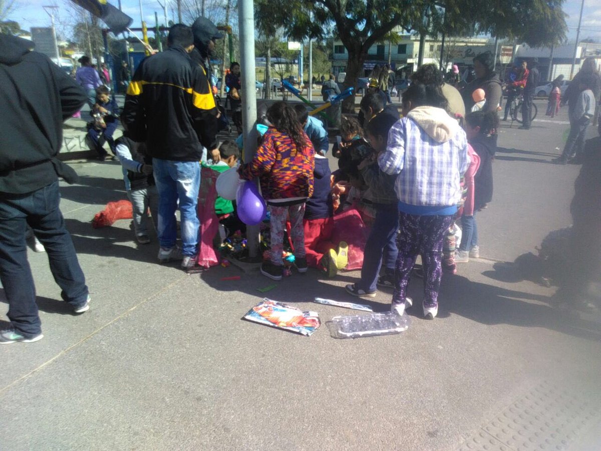 BarriosCAP's tweet photo. La Peña de Punta de Rieles entregó juguetes en la feria del barrio https://t.co/llnlhsakNN