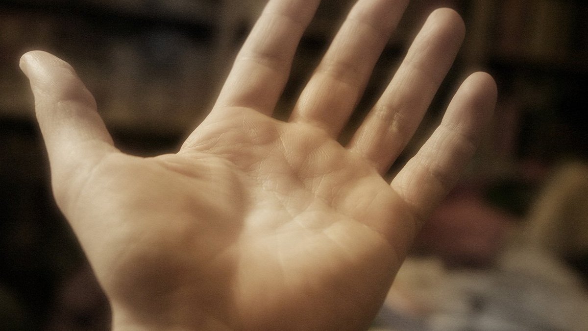 Буква м ладошками. Линия жизни на руке. Мистические знаки на ладони. Линии на руке у ведьмы. Пятиконечная звезда на линии ума хиромантия.